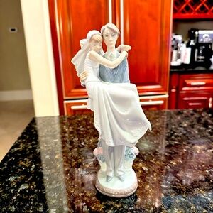 Lladro Wedding Couple Crossing The Threshold figurine